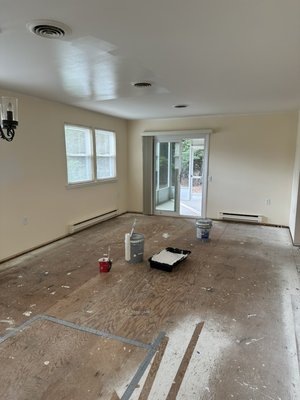 Townhouse overhaul in Whiting NJ.
Completely repainted - This was a Townhouse in a 55+ retirement community.
Customer wanted a complete overhaul on this 2bd 1 bath townhouse. We came in and painted everything top to bottom with the exception of the baseboard.