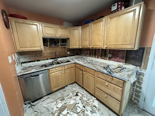 Backsplash remodel - This remodel was done in an old kitchen design, where the client wanted to change the design of the previous backsplash into something more modern. We restored drywall as well. Now, this client is satisfied with our labor. Backsplash remodel - This remodel was done in an old kitchen design, where the client wanted to change the design of the previous backsplash into something more modern. We restored drywall as well. Now, this client is satisfied with our labor.