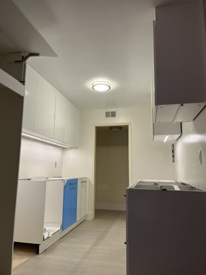 Assembling an Ikea kitchen - Replaced old cabinets with new ones Assembling an Ikea kitchen - Replaced old cabinets with new ones