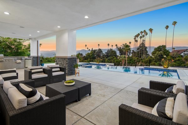 Home Price Evaluation - Find out your home true market value. If you are thinking of selling your home, you need to know the facts about pricing your home correctly so buyers give you offers.
We can also help you with staging and make improvements to sell your home quicker for the top price.