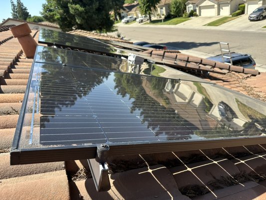 Clean panels = Better generation - Dirty panels lead to poor efficiency which translates to lost savings.
Routine quarterly cleanings maintain and ensure those savings. Clean panels = Better generation - Dirty panels lead to poor efficiency which translates to lost savings.
Routine quarterly cleanings maintain and ensure those savings.