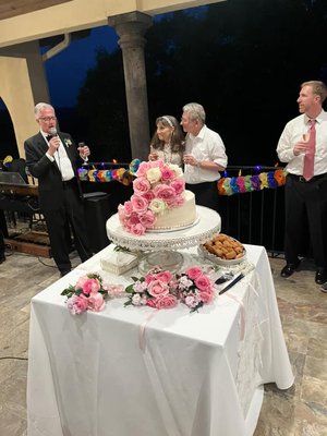Small family wedding - This intimate family wedding was held in a beautiful home on the banks of Guadalupe river in Texas Hill Country. Small family wedding - This intimate family wedding was held in a beautiful home on the banks of Guadalupe river in Texas Hill Country.