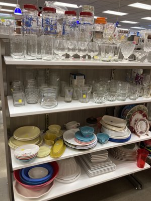 Kitchen items a plenty - We have just about everything you might need in your kitchen. Kitchen items a plenty - We have just about everything you might need in your kitchen.