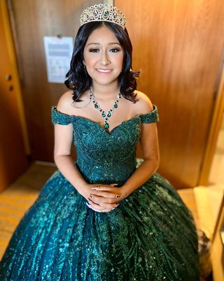 Quineanera Glam - Looking for someone to do your glam for your quinceanera? Look no further, we are a on-site beauty vendor who will take care of all your beauty needs. We will customize the perfect hair and makeup look to make sure you are completely satisfied. Trials are available before party date. Book your free consultation today!