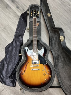 Gibson ES-335 Custom Shop - Gibson Custom 1959 ES-335 Reissue. Introduced in '58 as Gibson's first semi-hollowbody electric guitar, the ES-335 has continued to win over legions of devoted players for 60-plus years. Featuring a beautifully resonant maple/poplar/maple body, solid mahogany neck with rosewood fingerboard, and a pair of Custombucker Alnico III pickups, this vintage instrument puts out one-of-a-kind tone that is ideal for jazz and blues but can translate easily into rock as well. Many guitarists at Sweetwater have fallen in love with the Gibson Custom 1959 ES-335 Reissue. Gibson ES-335 Custom Shop - Gibson Custom 1959 ES-335 Reissue. Introduced in '58 as Gibson's first semi-hollowbody electric guitar, the ES-335 has continued to win over legions of devoted players for 60-plus years. Featuring a beautifully resonant maple/poplar/maple body, solid mahogany neck with rosewood fingerboard, and a pair of Custombucker Alnico III pickups, this vintage instrument puts out one-of-a-kind tone that is ideal for jazz and blues but can translate easily into rock as well. Many guitarists at Sweetwater have fallen in love with the Gibson Custom 1959 ES-335 Reissue.