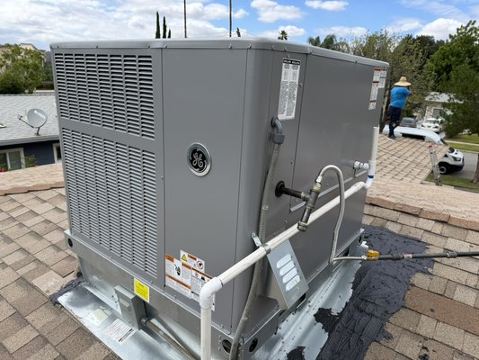 3Ton package unit installation - In this hose we remove the old unit and install a new package unit 3Ton package unit installation - In this hose we remove the old unit and install a new package unit