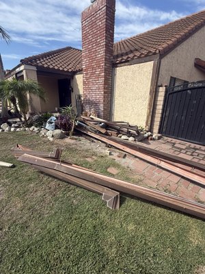 Gutter/ scrap metal removal - This gutter removal took 30 minutes to take care of, fast and efficient. The customer was provided with a free estimate and exact details of eta and how to reach out in the future.