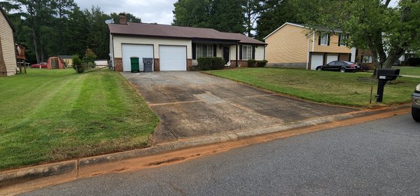 maintenance firts mowing - this house no body did lawn maintenance for two moths maintenance firts mowing - this house no body did lawn maintenance for two moths