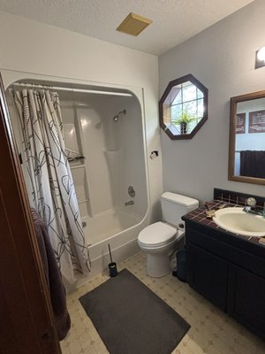 Bathroom remodeling - After completing the master bathroom, our client asked us to renovate this bathroom as well, and this was the result. Bathroom remodeling - After completing the master bathroom, our client asked us to renovate this bathroom as well, and this was the result.