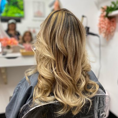 Blondes - Specializing in all Blonde looks, whether your looking for a lived in look, highlights to the root, or platinum blonde
Text 305-753-9028 to book your appointment!