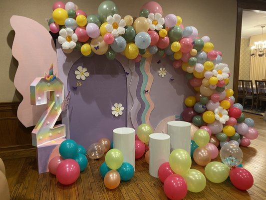 Balloon Arch with back ground decoration - The most beautiful and favorit Balloon arch designed with fantastic back ground deoration which yje colors could be changed by customer request qnd will be done in just one day. the wall decoration need 2 days advence.