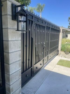 Metal Gates/Doors/Fences/Railings - At United Iron Works, we specialize in crafting custom gates and doors that seamlessly blend security, functionality, and aesthetic appeal. Established in 2008, our commitment to quality and craftsmanship has made us a trusted name in the industry.
Our gates and doors are available in a variety of styles, including elegant wrought iron and warm, inviting wood. Each piece is designed to enhance your property’s curb appeal while providing the security you need. Whether you’re looking for a grand entrance gate, a charming garden door, or a sturdy security gate, we offer tailored solutions to fit your specific requirements.
With meticulous attention to detail and the highest quality materials, our products are built to withstand the elements and provide lasting beauty. Additionally, we offer a range of customizable options, including gate openers and decorative accents, to make your entryway truly unique.
Let us help you make a statement with our stunning gates and doors. For a free estimate, contact us at 818-928-9408 and discover how United Iron Works can enhance your home’s entrance! Metal Gates/Doors/Fences/Railings - At United Iron Works, we specialize in crafting custom gates and doors that seamlessly blend security, functionality, and aesthetic appeal. Established in 2008, our commitment to quality and craftsmanship has made us a trusted name in the industry.
Our gates and doors are available in a variety of styles, including elegant wrought iron and warm, inviting wood. Each piece is designed to enhance your property’s curb appeal while providing the security you need. Whether you’re looking for a grand entrance gate, a charming garden door, or a sturdy security gate, we offer tailored solutions to fit your specific requirements.
With meticulous attention to detail and the highest quality materials, our products are built to withstand the elements and provide lasting beauty. Additionally, we offer a range of customizable options, including gate openers and decorative accents, to make your entryway truly unique.
Let us help you make a statement with our stunning gates and doors. For a free estimate, contact us at 818-928-9408 and discover how United Iron Works can enhance your home’s entrance!