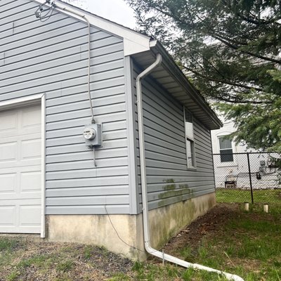 Garage Cleaning - This garage hasn't been cleaned since it was built in 2007. Large algae marks and oxidation have taken over the siding.