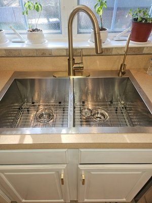 Sink installation, faucet installation. - Sink installation, faucet installation. Sink installation, faucet installation. - Sink installation, faucet installation.