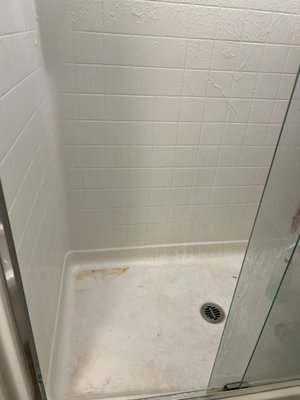 Cleaned bathroom shower well. - This shower was cleaned from dry water and was removed. Cleaned bathroom shower well. - This shower was cleaned from dry water and was removed.