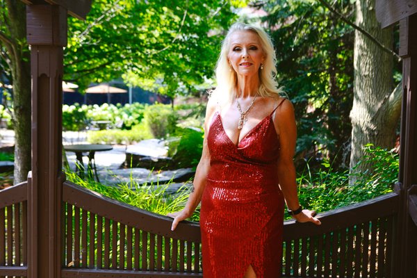Janice Hamilton location - With the Hamilton location I arrange to have the Hair and Make up done at Jennifers' location.  Then we travel to the Courtyard by Marriott location suite.