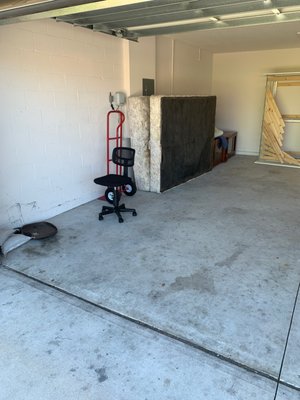 Garage clean out - This project was left over furniture from old tenants that needed to be removed and disposed of. Garage clean out - This project was left over furniture from old tenants that needed to be removed and disposed of.