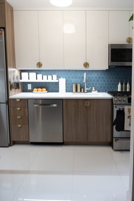 Brooklyn Kitchen Remodelling - In this recent kitchen remodelling project, we upgraded the look and feel of the kitchen to modern aesthetics. The kitchen might be small but with new cabinets, countertop, backsplash and tiles, it looks picture perfect. Additional features like extra cabinets and drop leaf counter extension add more space to the small kitchen.
