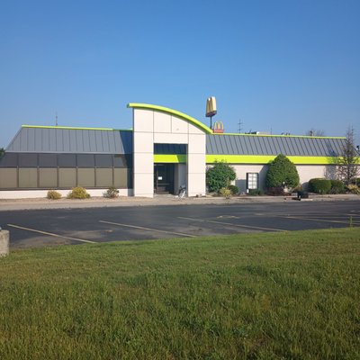 Beef-A-Roo, Springfield 2023 - t 417 Paint Pro's LLC, we had the privilege of undertaking a remarkable exterior painting project at Beef-A-Roo, located at 3312 E Chestnut Expy in Springfield, MO. Originally a Hardee's, we transformed the restaurant with Beef-A-Roo's custom colors. This multi-surface paint job involved meticulously painting various materials; including bricks, metal, and plywood.

Our dedicated team went above and beyond, removing the broken tile front and rotted wood around the building. In their place, we installed sturdy plywood and ensured a solid foundation for the new look. The metal roof received a striking two-tone paint job, with a bright green top trim and a dusky dark green for the rest. We also took down the old, torn vinyl awning and replaced it with plywood before applying a fresh coat of bright green paint.