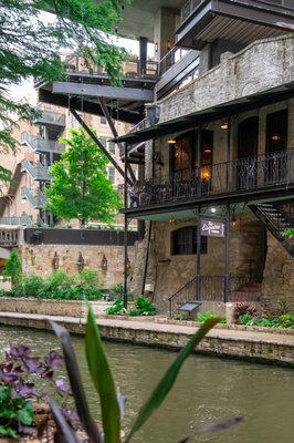 THE ESQUIRE TAVERN 2022 ANNUAL CASE STUDY - About The Esquire Tavern
The Esquire Tavern, located in the heart of San Antonio opened in 1933 to celebrate the end of Prohibition. After taking a short hiatus from 2006 to 2011, the beloved San Antonio watering hole was reborn & is now locally owned and operated by Christopher Hill. The oldest bar on the San Antonio Riverwalk, holds the title of the longest wooden bar in Texas where locals & visitors can enjoy a mature and refined libation.
Embark Marketing provides a full suite of marketing for The Esquire Tavern including Social Media Management, Content Creation, Public Relations, & Reputation Management with a strategy focus on attracting both locals & tourists due to their location on the San Antonio Riverwalk. For a full analysis of our marketing efforts for this brand, including sales analysis & strategy analytics, please visit our website at https://www.embark-marketing.com/2023/01/15/the-esquire-tavern-2022-annual-case-study/ THE ESQUIRE TAVERN 2022 ANNUAL CASE STUDY - About The Esquire Tavern
The Esquire Tavern, located in the heart of San Antonio opened in 1933 to celebrate the end of Prohibition. After taking a short hiatus from 2006 to 2011, the beloved San Antonio watering hole was reborn & is now locally owned and operated by Christopher Hill. The oldest bar on the San Antonio Riverwalk, holds the title of the longest wooden bar in Texas where locals & visitors can enjoy a mature and refined libation.
Embark Marketing provides a full suite of marketing for The Esquire Tavern including Social Media Management, Content Creation, Public Relations, & Reputation Management with a strategy focus on attracting both locals & tourists due to their location on the San Antonio Riverwalk. For a full analysis of our marketing efforts for this brand, including sales analysis & strategy analytics, please visit our website at https://www.embark-marketing.com/2023/01/15/the-esquire-tavern-2022-annual-case-study/