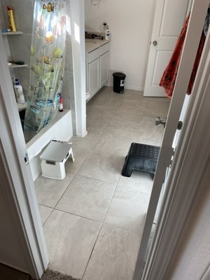 Split existing bathroom into two. - This Leander project split an existing bathroom into two separate private sides.