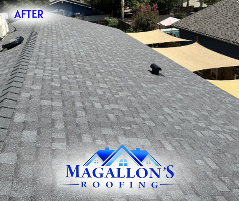 Expired 25 year 3 tab shingles to New Cool Roof Shingles - This home’s old 𝟐𝟓-𝐲𝐞𝐚𝐫 𝟑-𝐭𝐚𝐛 𝐬𝐡𝐢𝐧𝐠𝐥𝐞𝐬 had expired, showing 𝐦𝐚𝐣𝐨𝐫 𝐠𝐫𝐚𝐧𝐮𝐥𝐚𝐫 𝐥𝐨𝐬𝐬 𝐚𝐧𝐝 𝐞𝐱𝐩𝐨𝐬𝐞𝐝 𝐟𝐢𝐛𝐞𝐫𝐠𝐥𝐚𝐬𝐬 — clear signs it was time for a replacement.
We upgraded this roof with a Preferred Cool Roof System by Owens Corning, designed for 𝐦𝐚𝐱𝐢𝐦𝐮𝐦 𝐝𝐮𝐫𝐚𝐛𝐢𝐥𝐢𝐭𝐲 𝐚𝐧𝐝 𝐞𝐧𝐞𝐫𝐠𝐲 𝐞𝐟𝐟𝐢𝐜𝐢𝐞𝐧𝐜𝐲:
✅ 𝐎𝐰𝐞𝐧𝐬 𝐂𝐨𝐫𝐧𝐢𝐧𝐠 𝐓𝐫𝐮𝐃𝐞𝐟𝐢𝐧𝐢𝐭𝐢𝐨𝐧 𝐃𝐮𝐫𝐚𝐭𝐢𝐨𝐧 𝐂𝐨𝐨𝐥 𝐒𝐡𝐢𝐧𝐠𝐥𝐞𝐬 – 𝐂𝐨𝐥𝐨𝐫: 𝐌𝐨𝐮𝐧𝐭𝐚𝐢𝐧𝐬𝐢𝐝𝐞 🏔️
✅ 𝐕𝐞𝐧𝐭𝐞𝐝 𝐫𝐢𝐝𝐠𝐞 system for better airflow
✅ 𝐒𝐨𝐥𝐚𝐫 𝐚𝐭𝐭𝐢𝐜 𝐟𝐚𝐧 to reduce heat buildup and improve efficiency
The result? A stronger, longer-lasting roof that not only protects but also helps lower energy costs year-round.
📸 Swipe through to see the dramatic before, during, and after photos of this transformation!