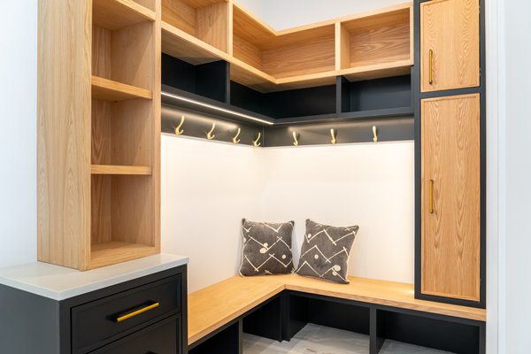 MUDROOOMS - Mudrooms designed to organize daily routines with elegance and functionality. Each project combines high-quality materials, precise craftsmanship, and custom design to create a practical, durable, and visually balanced space. Smart solutions that enhance everyday living and keep everything in its right place.