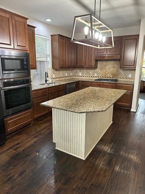 Your Dream Kitchen - Kitchen remodeling is one of the most rewarding home improvement projects. As the heart of the home, your kitchen should be both functional and stylish, reflecting your personal taste while enhancing convenience. Whether you're looking for a modern, sleek design or a warm, traditional feel, remodeling can bring your vision to life.