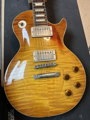 1958 Gibson Les Paul - 1958 marked the introduction of the "Sunburst" finish, a departure from the Goldtops of earlier models. The "Burst" featured a translucent finish that allowed the figured maple top to shine through. Over time, these finishes have aged uniquely, making each guitar visually distinctive. 1958 Gibson Les Paul - 1958 marked the introduction of the "Sunburst" finish, a departure from the Goldtops of earlier models. The "Burst" featured a translucent finish that allowed the figured maple top to shine through. Over time, these finishes have aged uniquely, making each guitar visually distinctive.