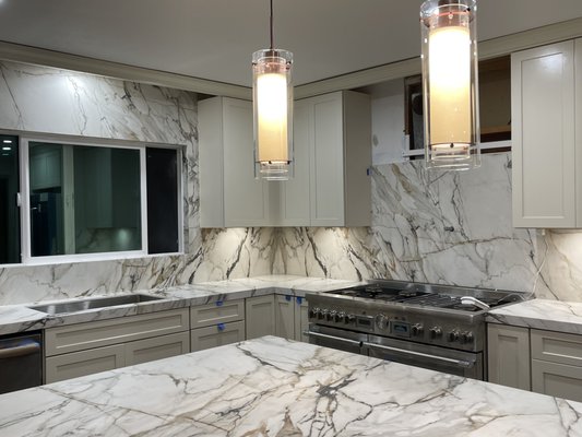 Full Porcelain installation - This Model is from a kitchen we did 1 year ago. We demolished the old counters and installed new porcelain countertops. In addition to that we matched all the veins so it can have a much more natural flow. Our Customer was really satisfied and so were we by his reaction.