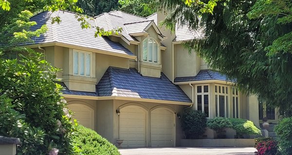 DaVinci Roofs - DaVinci roofscapes is a great alternative to a cedar shake roof.  They are made from a lightweight polymer that resembles cedar shake without fire hazard.  Available in several colors, they add beauty to every home.  Choose Landmark Roofing and Siding for expertly installed DaVinci roof.