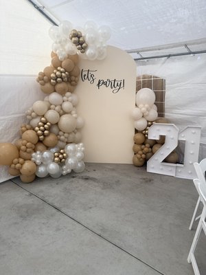 ✨ Golden & 21 ✨ - ✨ Golden & 21 ✨
This weekend we transformed a special 21st birthday into an elegant dream in gold and beige ✨🤎
From a custom backdrop wrapped in luxe balloon garlands to perfectly styled tables and chairs dressed with premium linens and runners — every detail was designed to glow. ✨🌿
Fresh floral centerpieces added that soft, romantic touch, bringing the entire space together for an unforgettable celebration.
Thank you for trusting us to bring your vision to life. Cheers to 21! 🥂💛 ✨ Golden & 21 ✨ - ✨ Golden & 21 ✨
This weekend we transformed a special 21st birthday into an elegant dream in gold and beige ✨🤎
From a custom backdrop wrapped in luxe balloon garlands to perfectly styled tables and chairs dressed with premium linens and runners — every detail was designed to glow. ✨🌿
Fresh floral centerpieces added that soft, romantic touch, bringing the entire space together for an unforgettable celebration.
Thank you for trusting us to bring your vision to life. Cheers to 21! 🥂💛