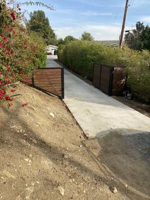 Automatic Driveway Installation - This is a single swing gate with two fixed panels on the side. If you need your driveway working with the push of a button, you know who to call! Automatic Driveway Installation - This is a single swing gate with two fixed panels on the side. If you need your driveway working with the push of a button, you know who to call!