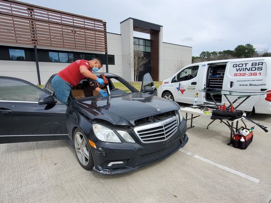 MERCEDES BENZ WINDSHIELD REPLACEMENT - MERCEDES BENZ WINDSHIELD REPLACEMENT VIAMOBILE SERVICE WITH FAST CURE ADHESIVE SYSTEM TO MEET THE SAFE DRIVE AWAY TIME PROVIDED BY CUSTOMER. MERCEDES BENZ WINDSHIELD REPLACEMENT - MERCEDES BENZ WINDSHIELD REPLACEMENT VIAMOBILE SERVICE WITH FAST CURE ADHESIVE SYSTEM TO MEET THE SAFE DRIVE AWAY TIME PROVIDED BY CUSTOMER.