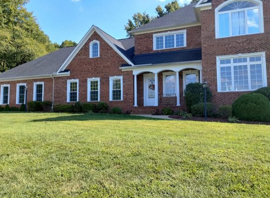 pictures of lawns that we cut and edged for our customers. - lawns that we have cut and edged for some of our regular customers.