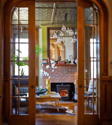 Made INN Vermont, an Urban-Chic Small Downtown Burlington City-Retreat Getaway/Hideaway 1881 Victorian B&B - Welcome to our award-winning oasis in the heart of downtown! Step into our small yet luxurious hotel, where romance meets pet-friendly charm. Enjoy breathtaking views, indulge in a fresh Vermont breakfast, and unwind in our patio hot tub. From our Victorian-style front porch to our whimsical art-filled interiors, every corner exudes enchantment. Savor alchemists brew and embrace the idyllic surroundings. Plus, with all-inclusive stay rates, expect nothing but top-notch service and extra fun at every turn! Made INN Vermont, an Urban-Chic Small Downtown Burlington City-Retreat Getaway/Hideaway 1881 Victorian B&B - Welcome to our award-winning oasis in the heart of downtown! Step into our small yet luxurious hotel, where romance meets pet-friendly charm. Enjoy breathtaking views, indulge in a fresh Vermont breakfast, and unwind in our patio hot tub. From our Victorian-style front porch to our whimsical art-filled interiors, every corner exudes enchantment. Savor alchemists brew and embrace the idyllic surroundings. Plus, with all-inclusive stay rates, expect nothing but top-notch service and extra fun at every turn!