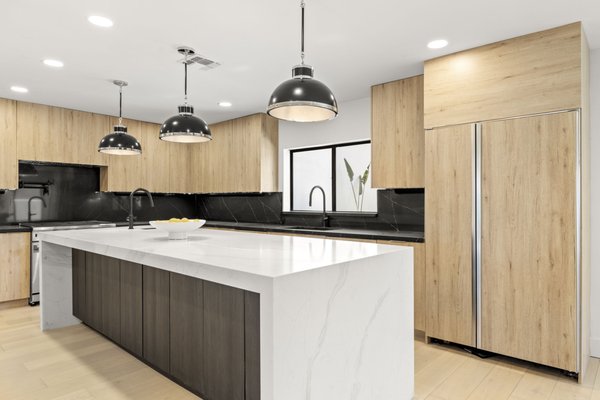 Scottsdale Ranch Modern Kitchen - This remodel was done on an old 1980's kitchen. The customer opted for a beautiful modern design. Scottsdale Ranch Modern Kitchen - This remodel was done on an old 1980's kitchen. The customer opted for a beautiful modern design.