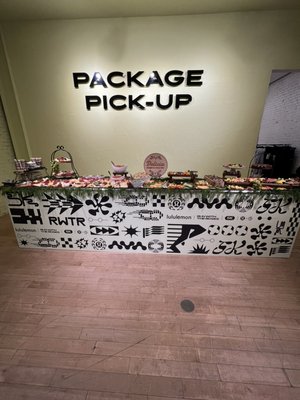 Lululemon Run with the Roses Pop Up - This table setup consisted of four portions ! From left to right 1) charcuterie set up 2) chips with guacamole and bruschetta with toasted bread 3) colorful crudités, 4) fresh fruit and chocolate covered strawberries From left to right